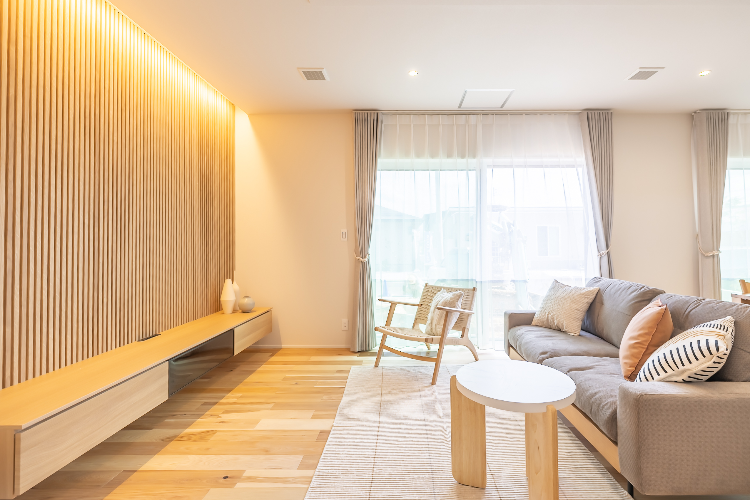 間接照明とリブパネルが醸し出す上質ナチュラル|atelier hygge
