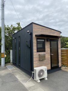 コンパクトな小屋型オフィスの入口と動線計画