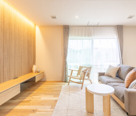 間接照明とリブパネルが醸し出す上質ナチュラル｜atelier hygge